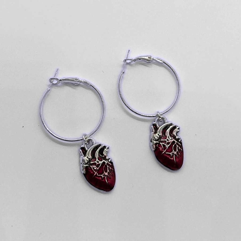 Silberne und Rote Anatomische Herz Charm Creolen Ohrringe | Shop Nory