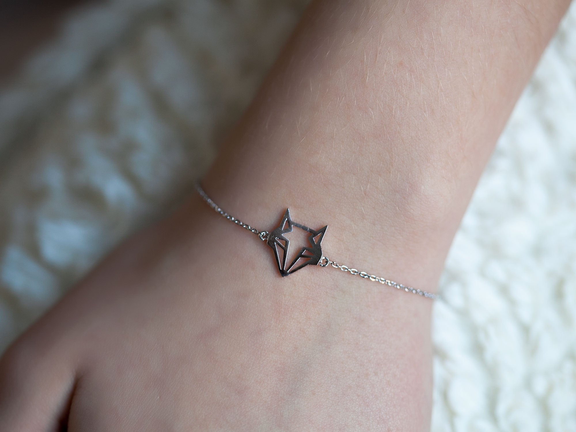 Versilbertes Origami-Armband mit Fuchs – Verspielte Eleganz und symbolische Bedeutung | Shop Nory