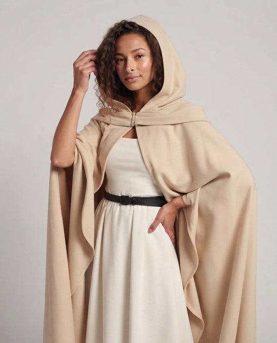 Damen Cosplay-Outfit mit kunstvollem Umhang und detailverliebt gestalteten Accessoires Shop Nory