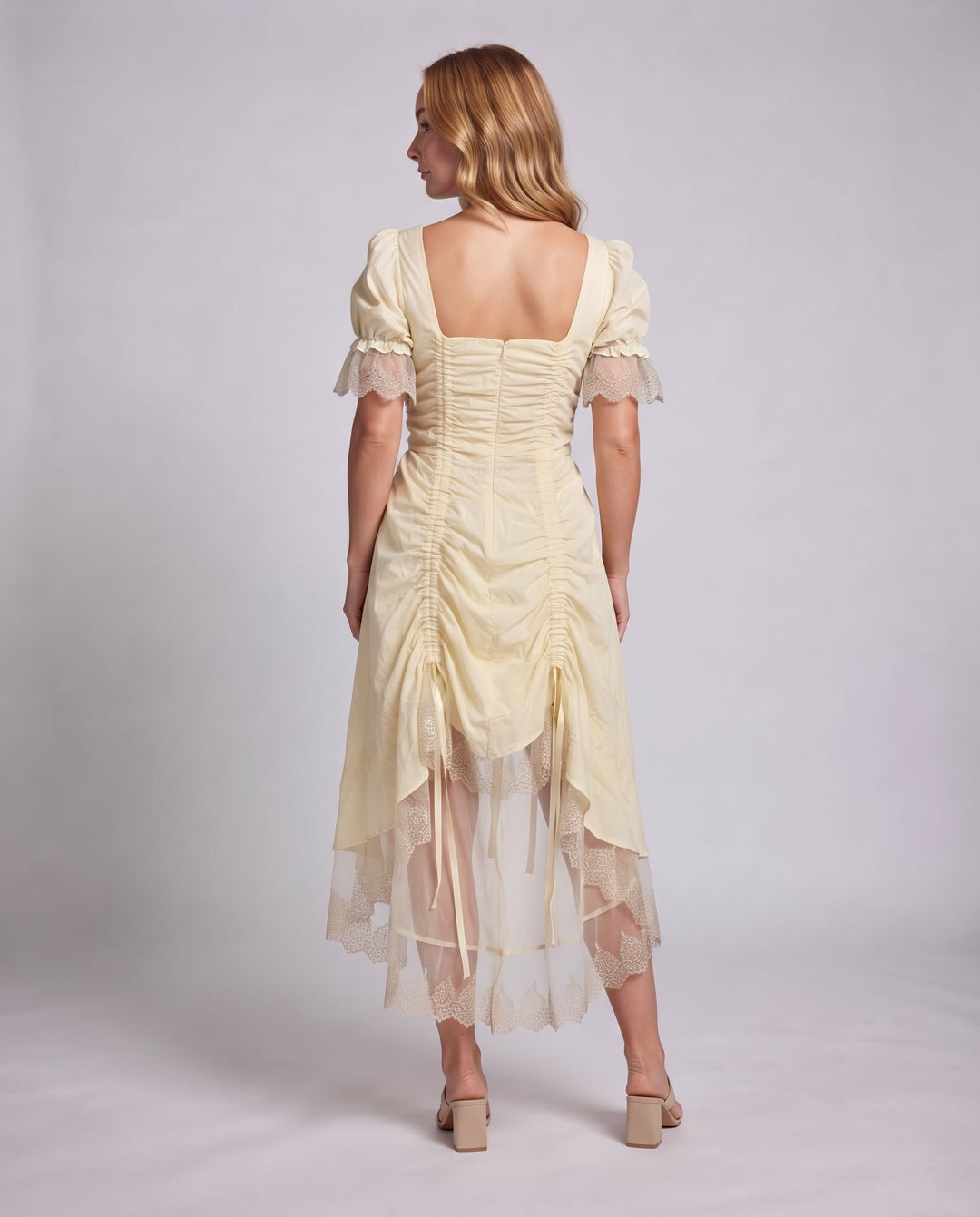 Damenkleid mit Rüschen und Spitzenbesatz Shop Nory