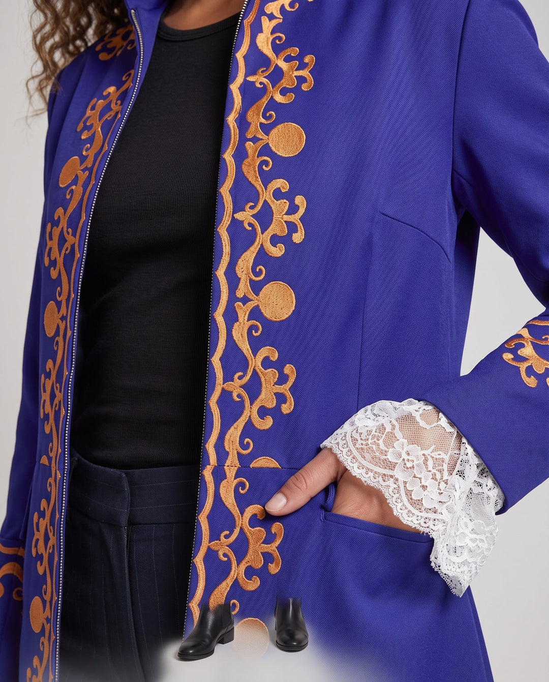 Damen Hochwertiger Kostüm-Mantel mit elegantem Saum und goldenen Verzierungen Shop Nory