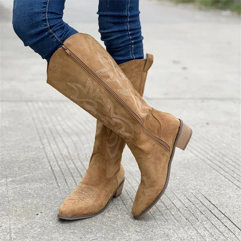 Cowboy-Stiefel – Wildleder-Textur – Bestickter Western-Stil – Halb Hoch – Niedriger Absatz