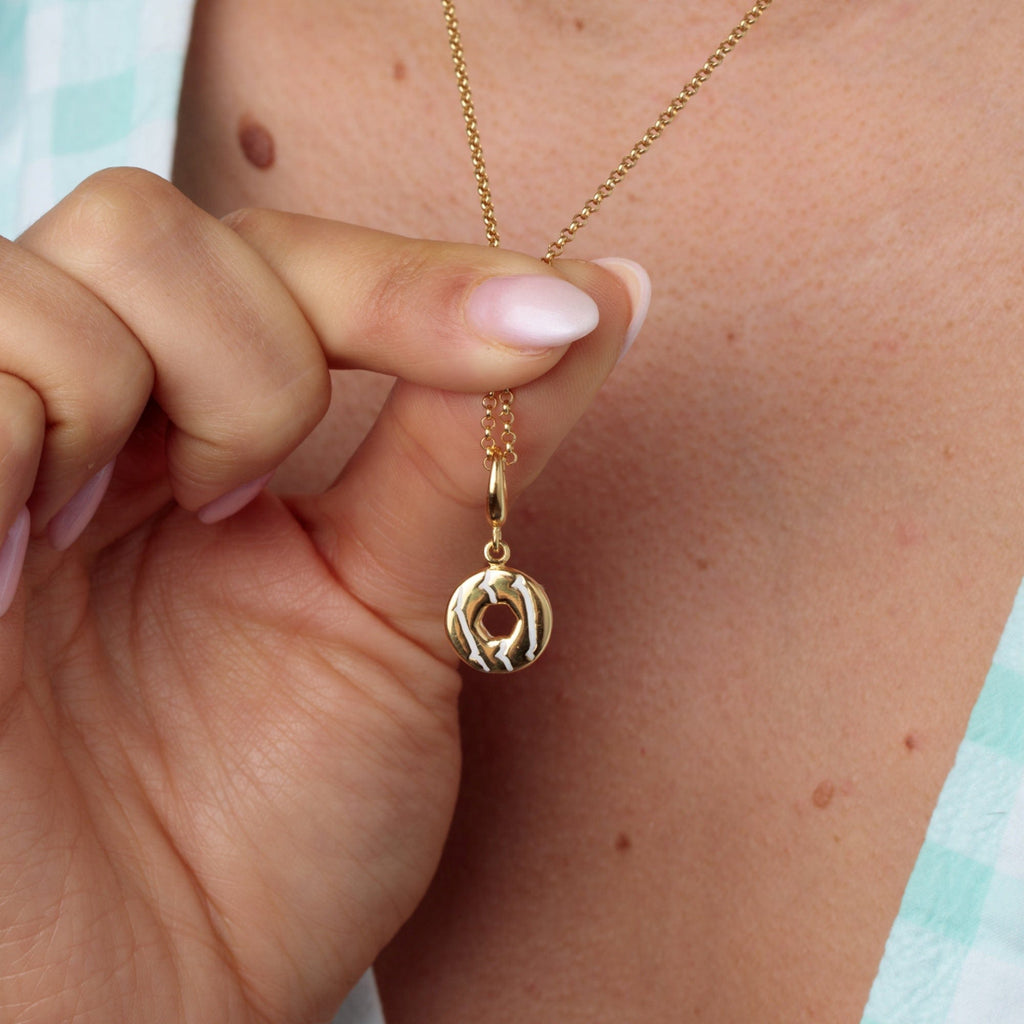 Gold Party Ring Keks Charm Halskette mit Weißem Emaille | Shop Nory