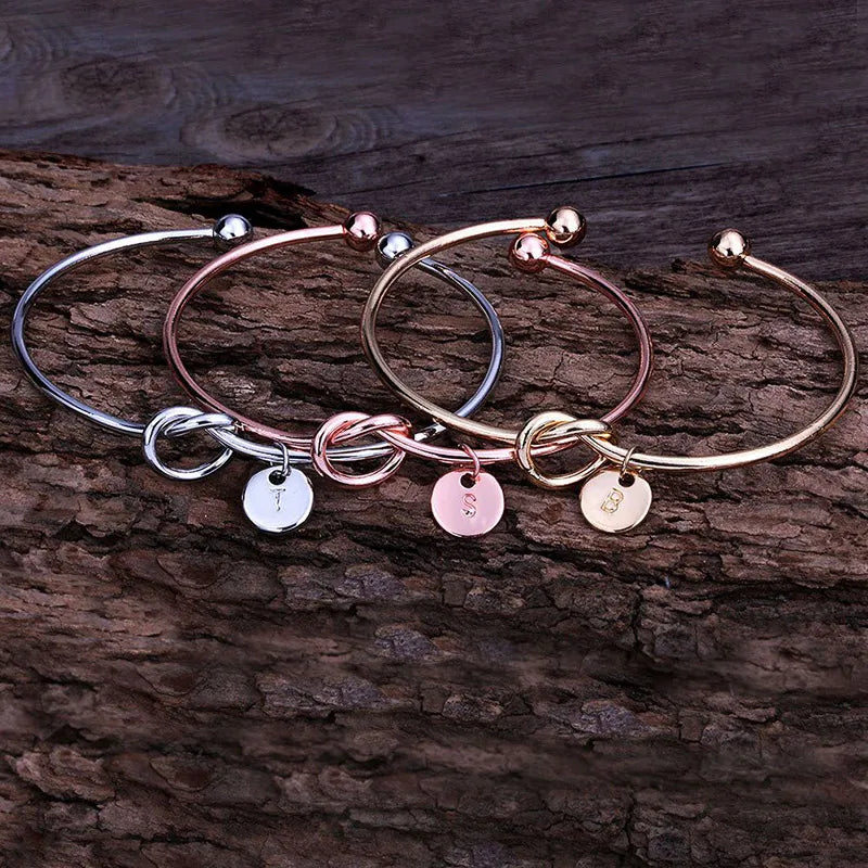 Elegante Anfangsbuchstaben Knotenmuster Armreif | Shop Nory
