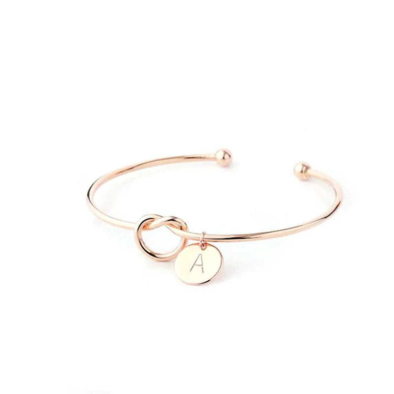 Elegante Anfangsbuchstaben Knotenmuster Armreif | Shop Nory