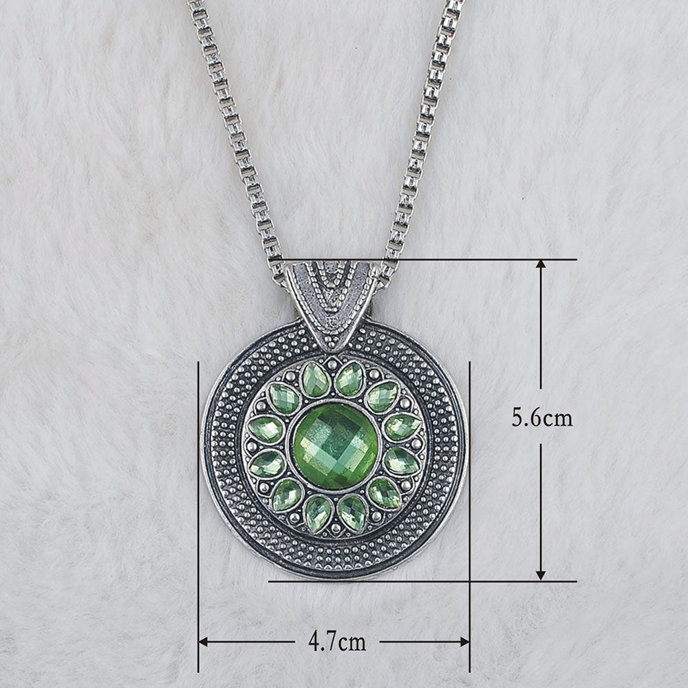 Damen Silber Bohemian Tibetisch Ethnisch Kette Rund Graviert Grüner Kristall Anhänger | Shop Nory