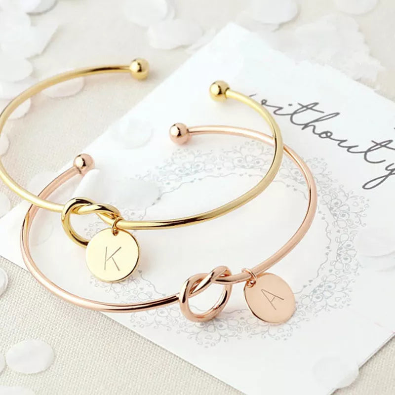 Elegante Anfangsbuchstaben Knotenmuster Armreif | Shop Nory
