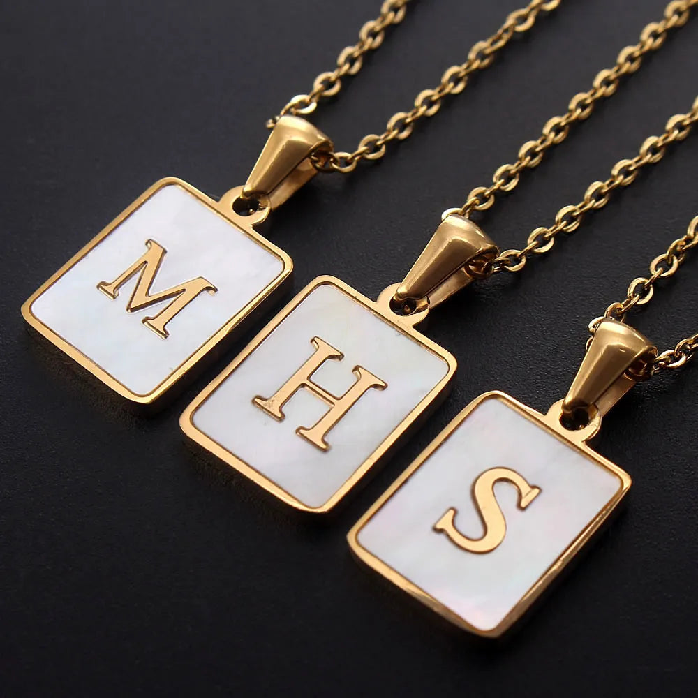 Quadratische goldene Initialen Muschelanhänger Halskette | Shop Nory