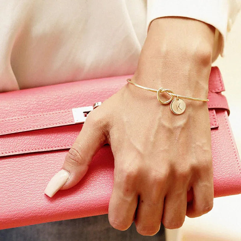 Elegante Anfangsbuchstaben Knotenmuster Armreif | Shop Nory