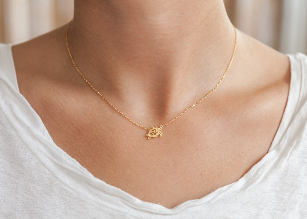 Goldfarbene Halskette mit Schildkröten-Anhänger | Shop Nory