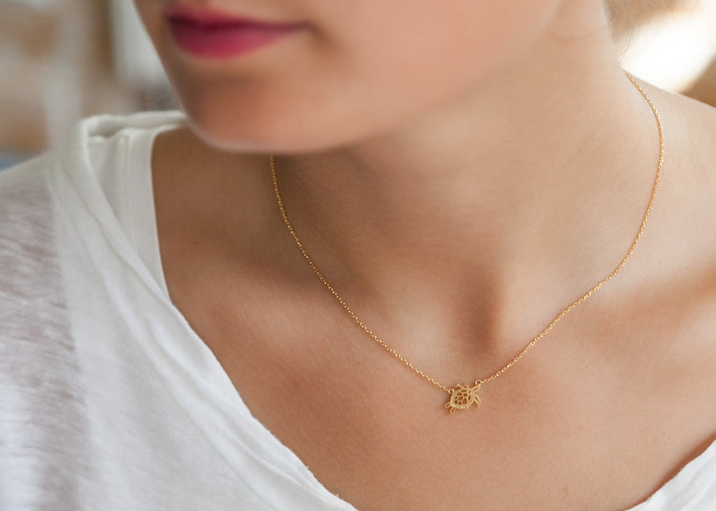 Goldfarbene Halskette mit Schildkröten-Anhänger | Shop Nory