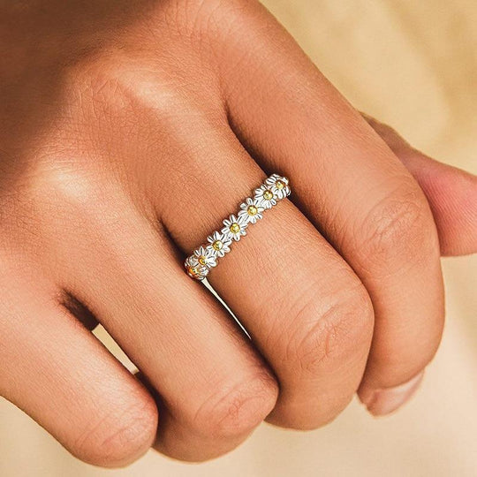 Verstellbarer Silber- und handbemalter Emaille Gänseblümchenring | Shop Nory