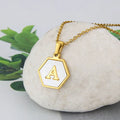 Gold Hexagon Initial Letter Anhängerkette | Shop Nory