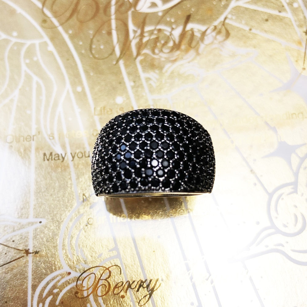 Pavé Deutsch | Schwarzer Cocktail-Ring im deutschen Stil mit Pavé-Fassung | Shop Nory