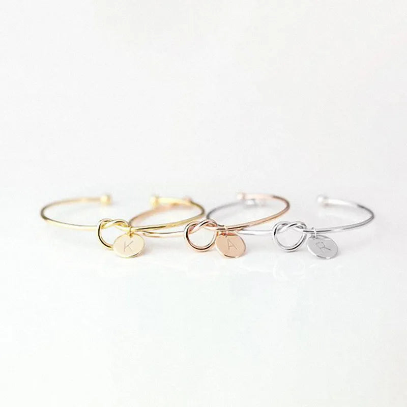 Elegante Anfangsbuchstaben Knotenmuster Armreif | Shop Nory