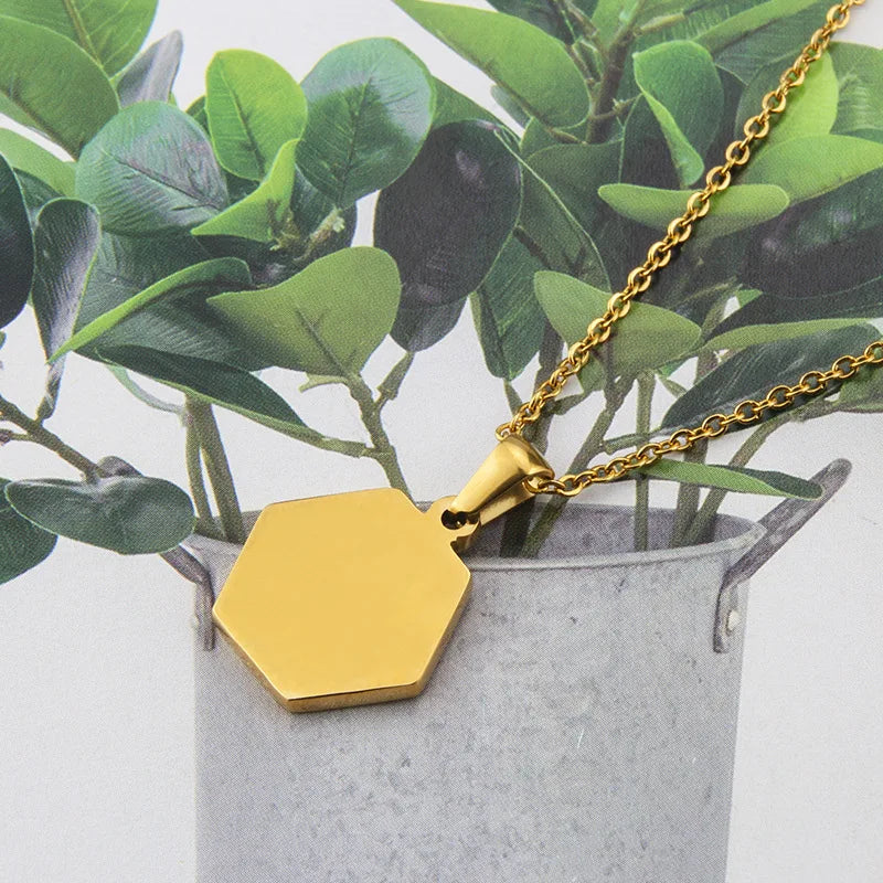Gold Hexagon Initial Letter Anhängerkette | Shop Nory