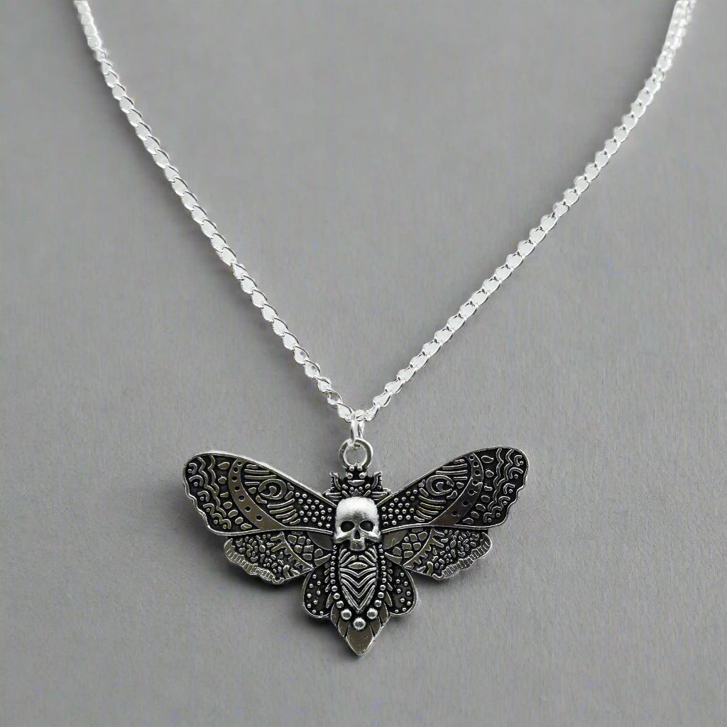 Gothic Giant Moth Charm Halskette | Shop Nory