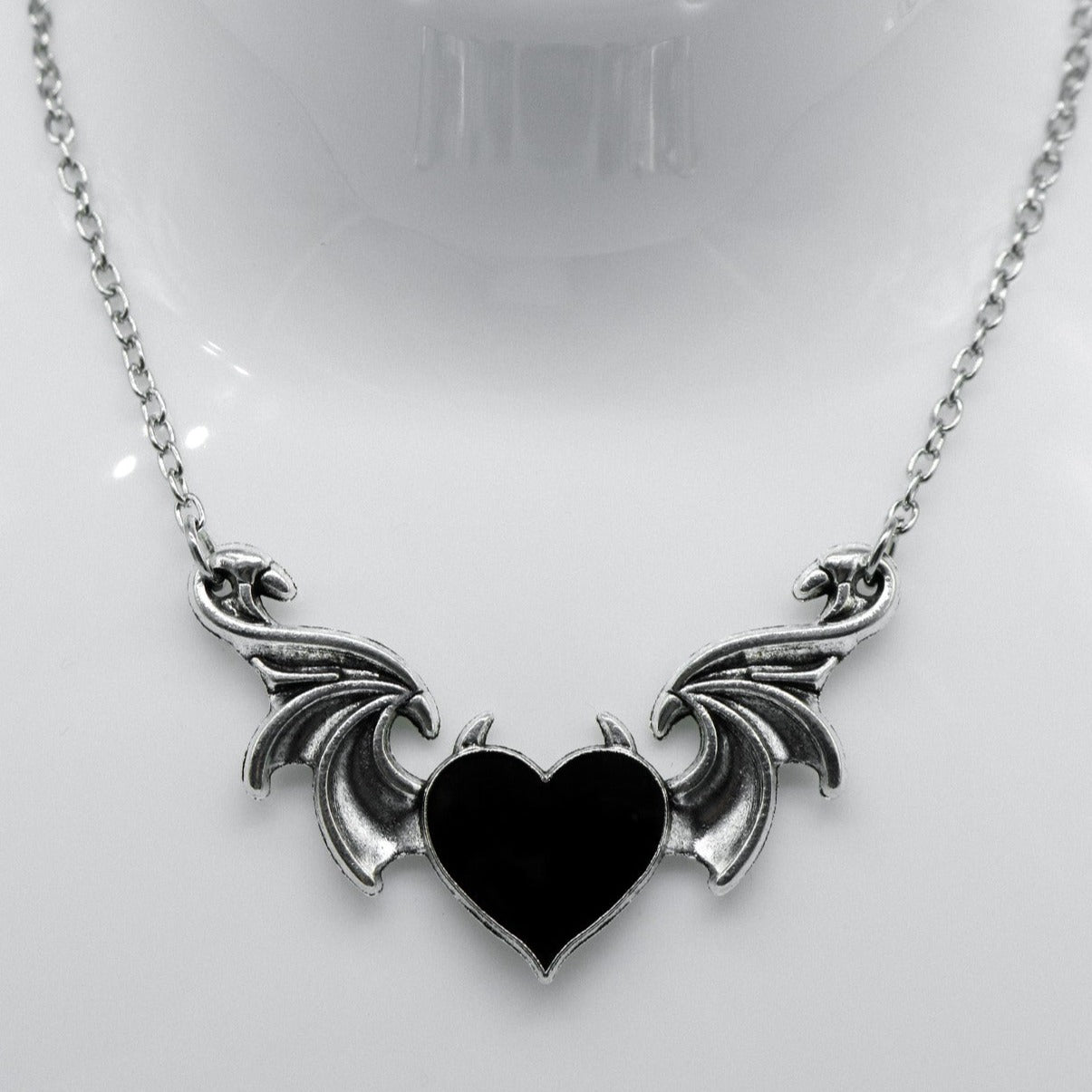 Silber Flügel Schwarzes Herz Charm Halskette | Shop Nory