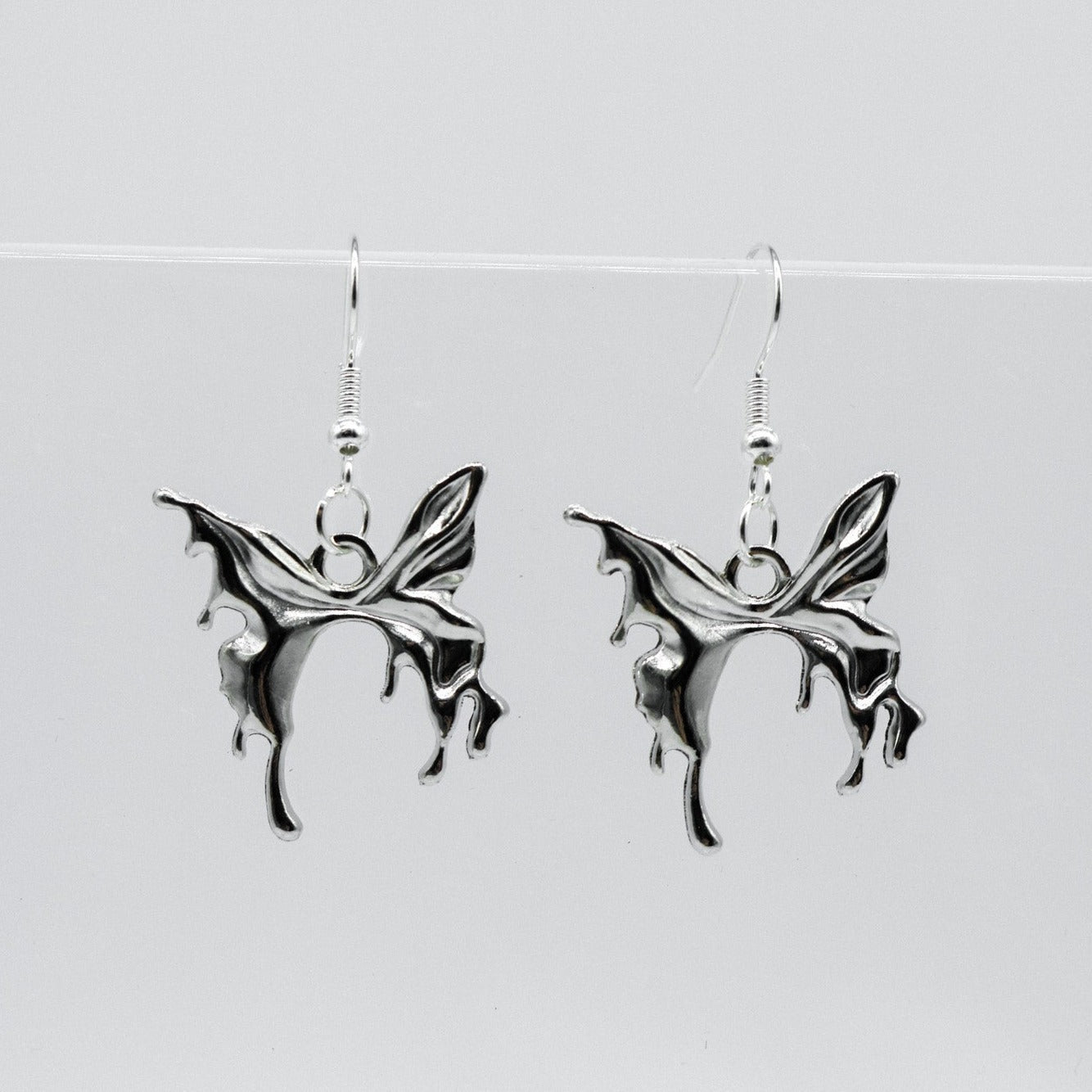 Silberne Gothic Schmetterling Charm Ohrringe | Shop Nory