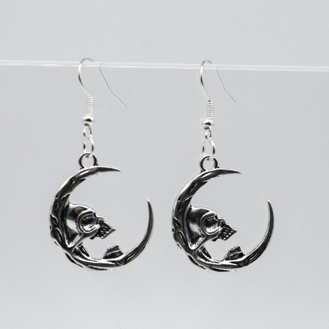 Silberne Gothische Mond Schädel Charm Ohrringe | Shop Nory