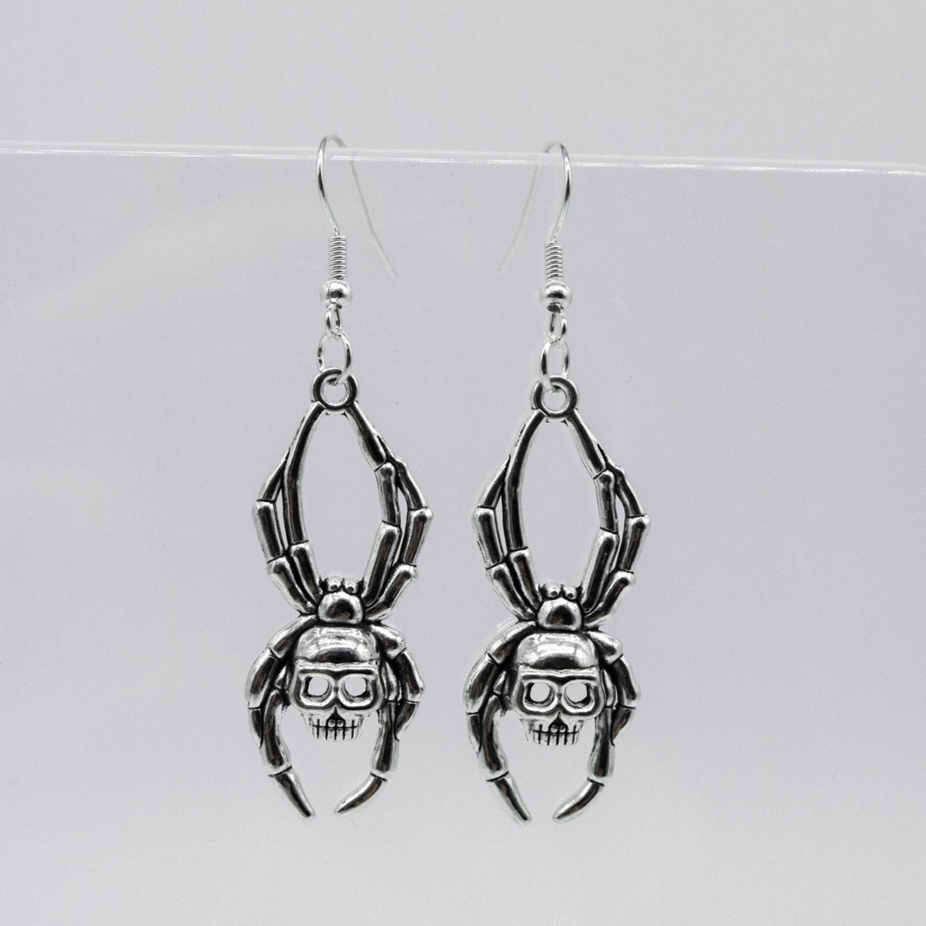Silberne Gothic Spider Skull Charm Ohrringe | Shop Nory