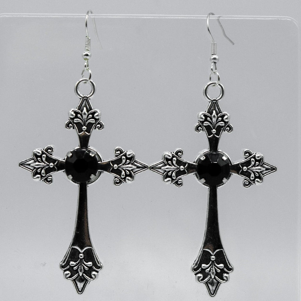Große silberne gotische Kreuzohrringe mit schwarzem Edelstein-Anhänger | Shop Nory