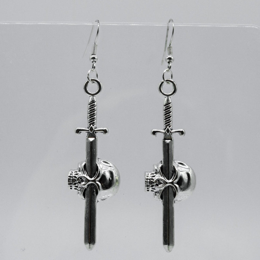 Silberne Schwert- und Totenkopf-Anhänger Ohrringe | Shop Nory