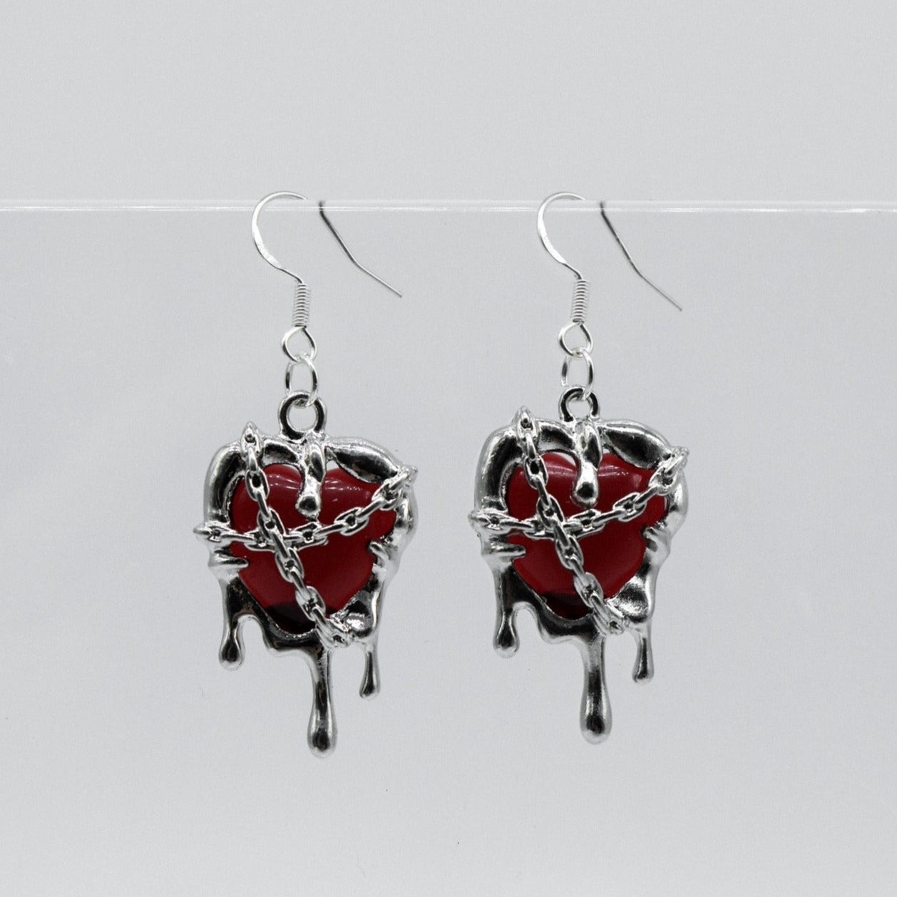 Silber Rote Harz Schmelzendes Herz Charm Ohrringe | Shop Nory
