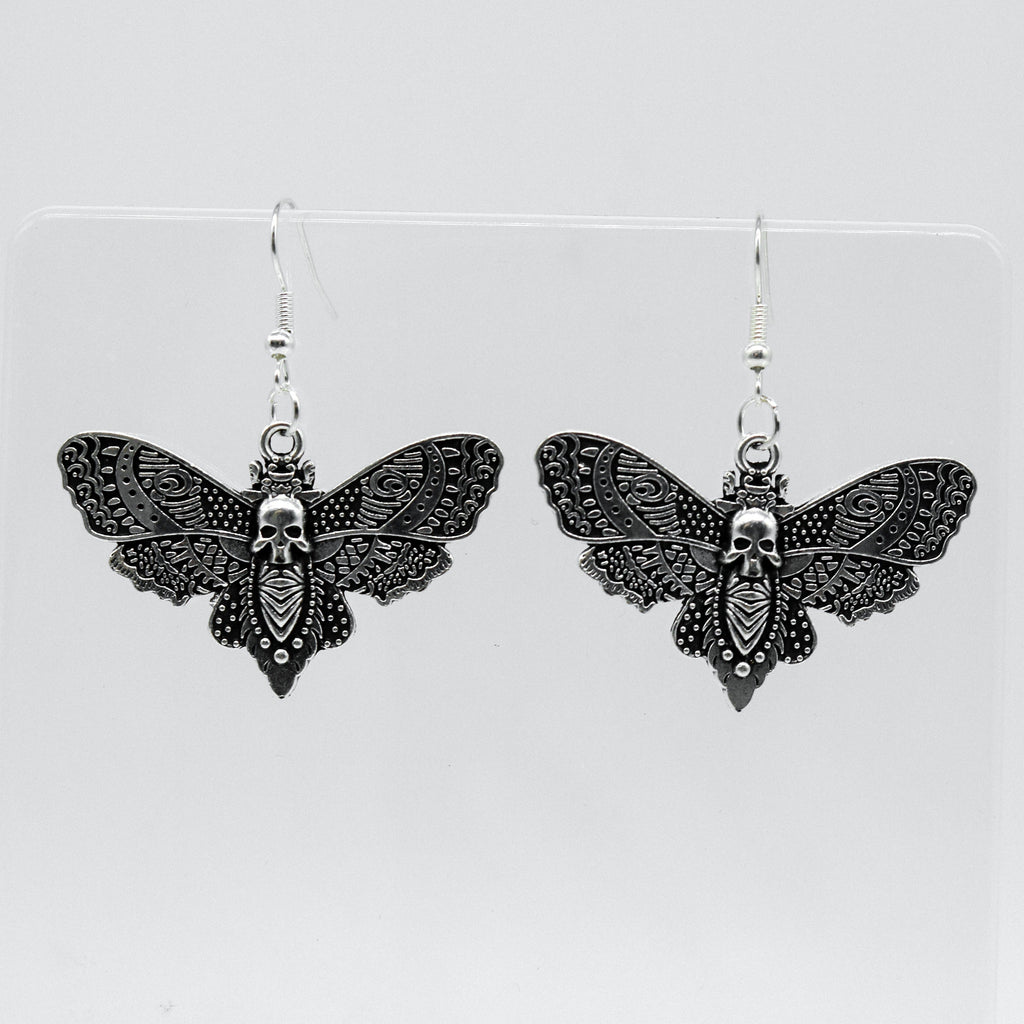 Silberne Gothic Motte Charm Ohrringe | Shop Nory
