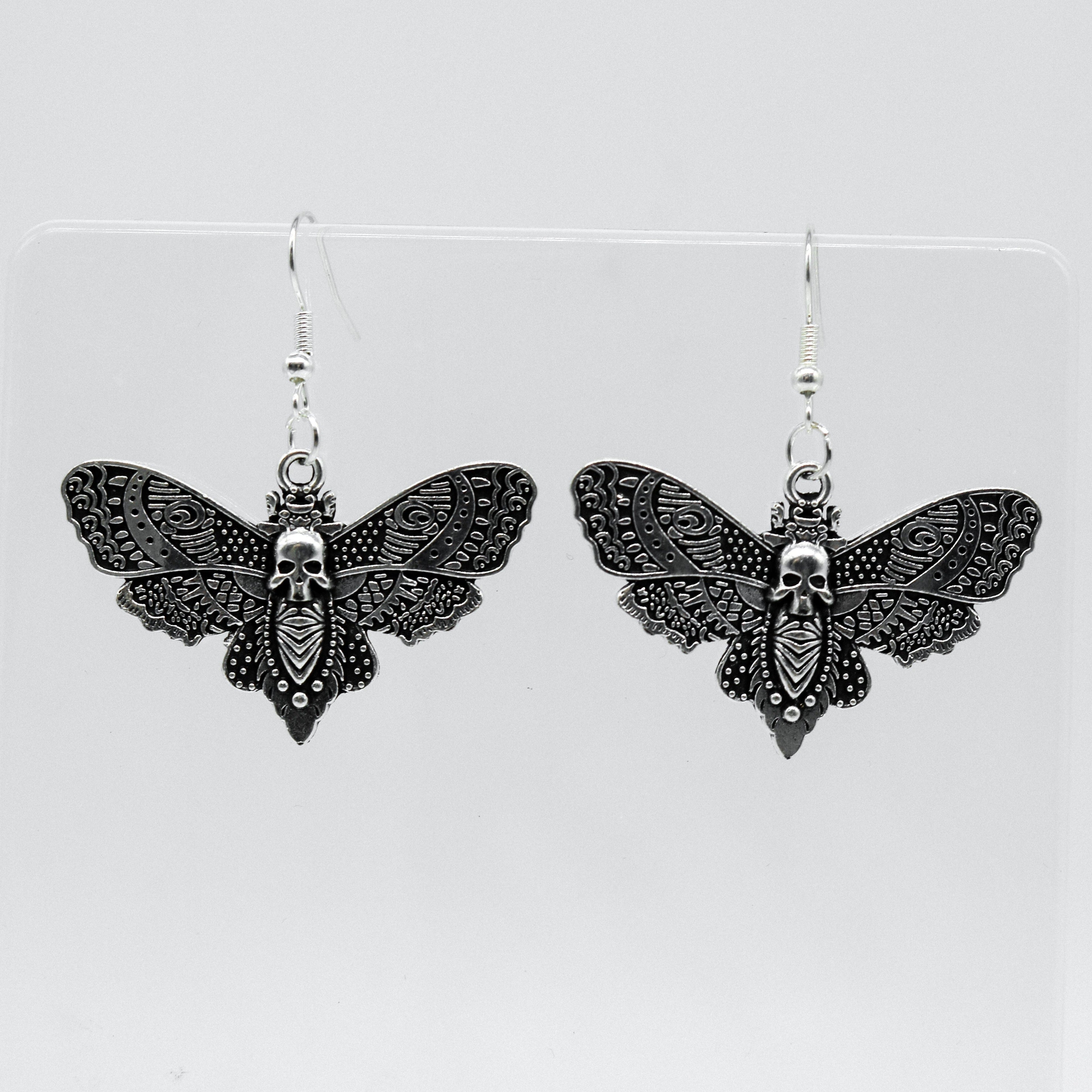 Silberne Gothic Motte Charm Ohrringe | Shop Nory