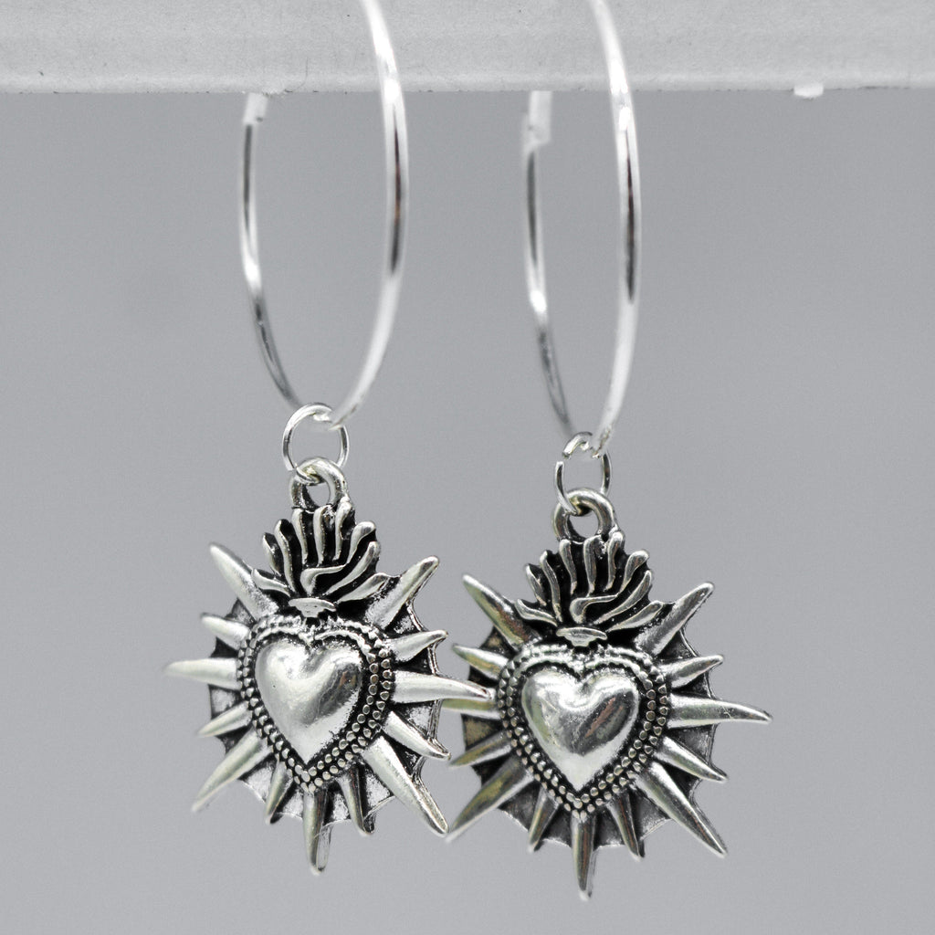Silber Heiliges Flammendes Herz Charm Hoop Ohrringe | Shop Nory
