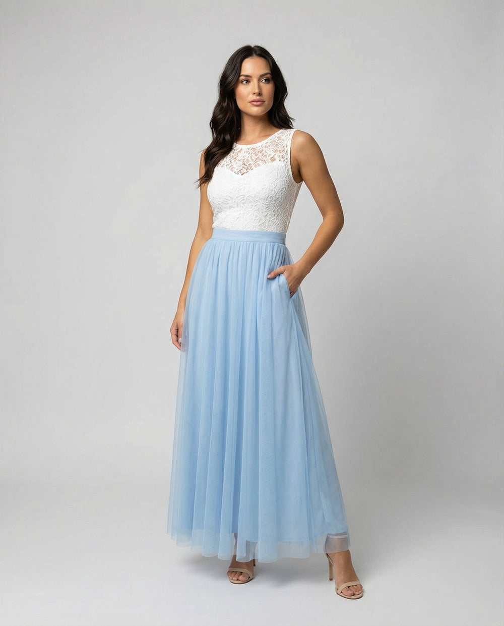 langes Kleid mit elegant fließender Chiffonspitze in Hellblau und Weiß
