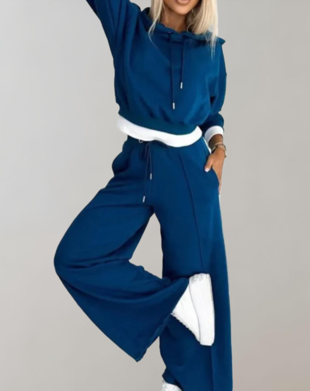 Delige Set von Einem Zweifarbigen Hoodie und Einer Hose mit Weitem Bein