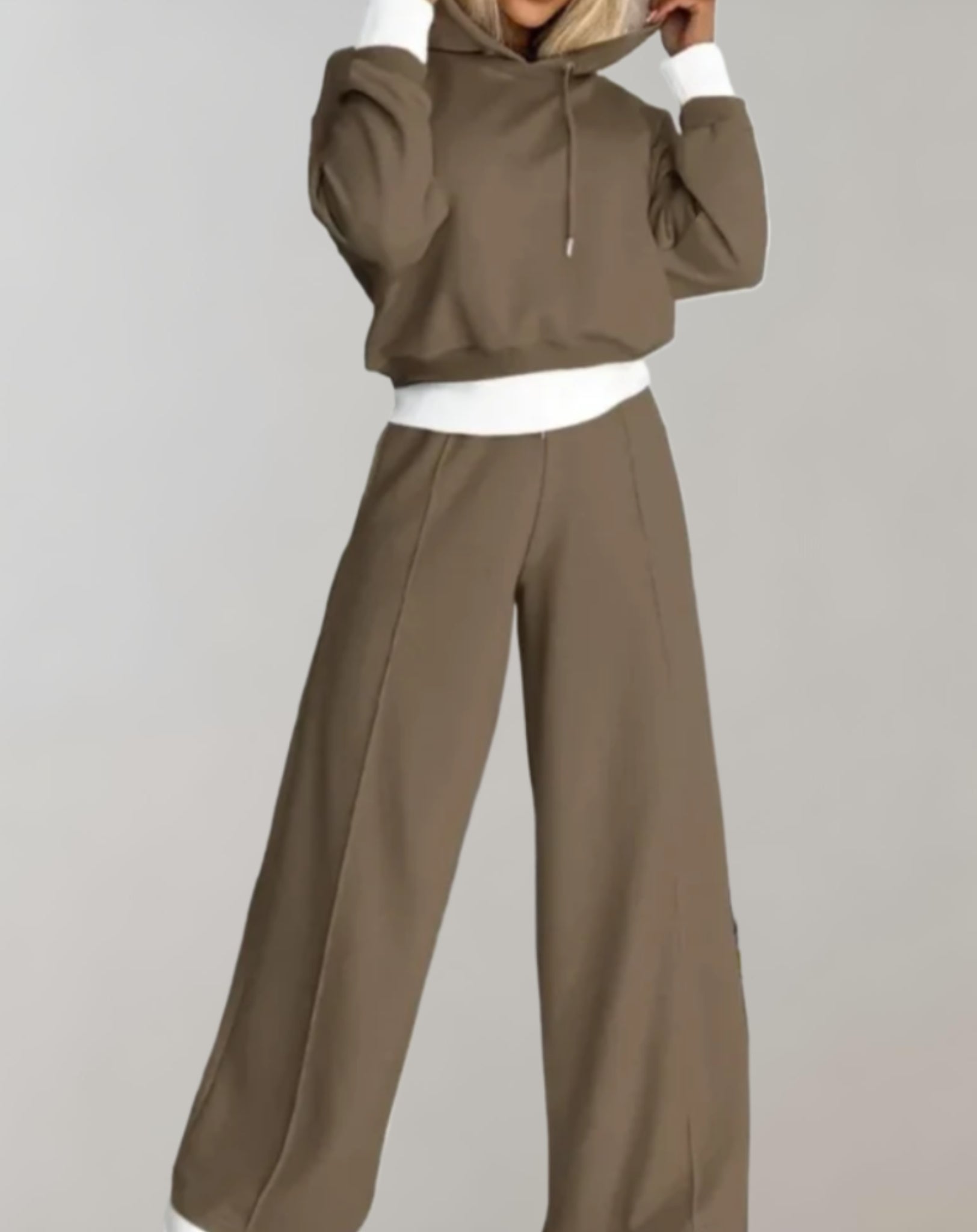 Delige Set von Einem Zweifarbigen Hoodie und Einer Hose mit Weitem Bein