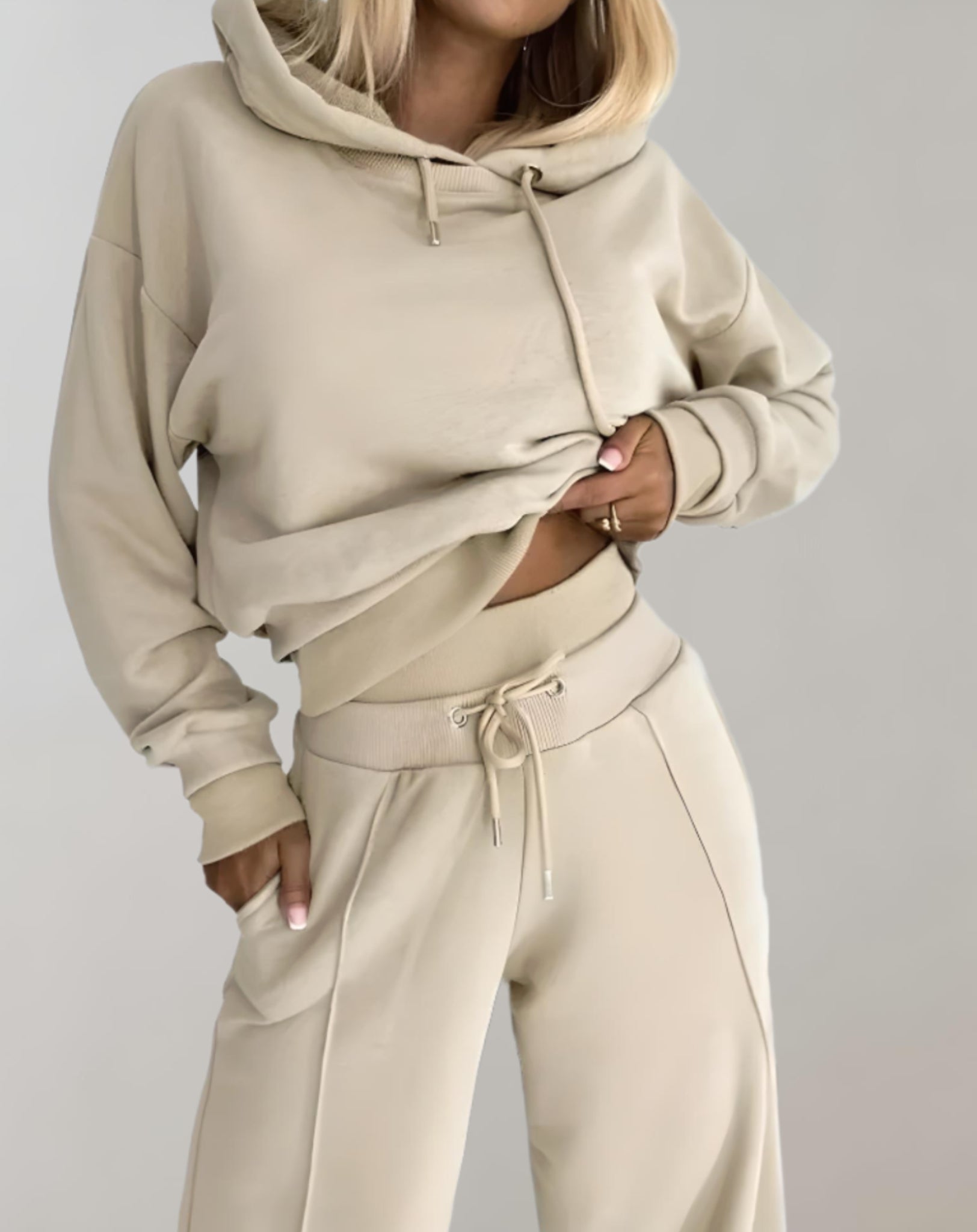 Delige Set von Einem Zweifarbigen Hoodie und Einer Hose mit Weitem Bein