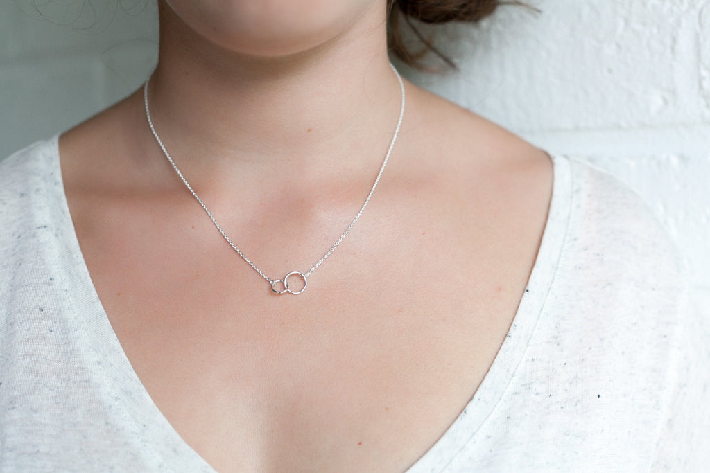 Kette mit verschlungenen Ringen aus 925er Silber | Shop Nory