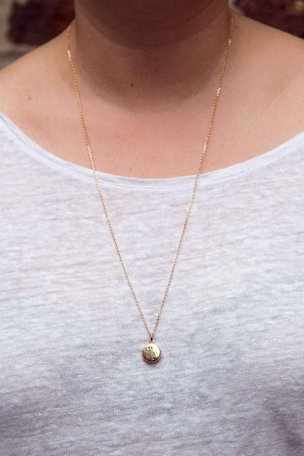 Zierliche vergoldete Kette mit Medaillon-Anhänger – eleganter & persönlicher Schmuck | Shop Nory