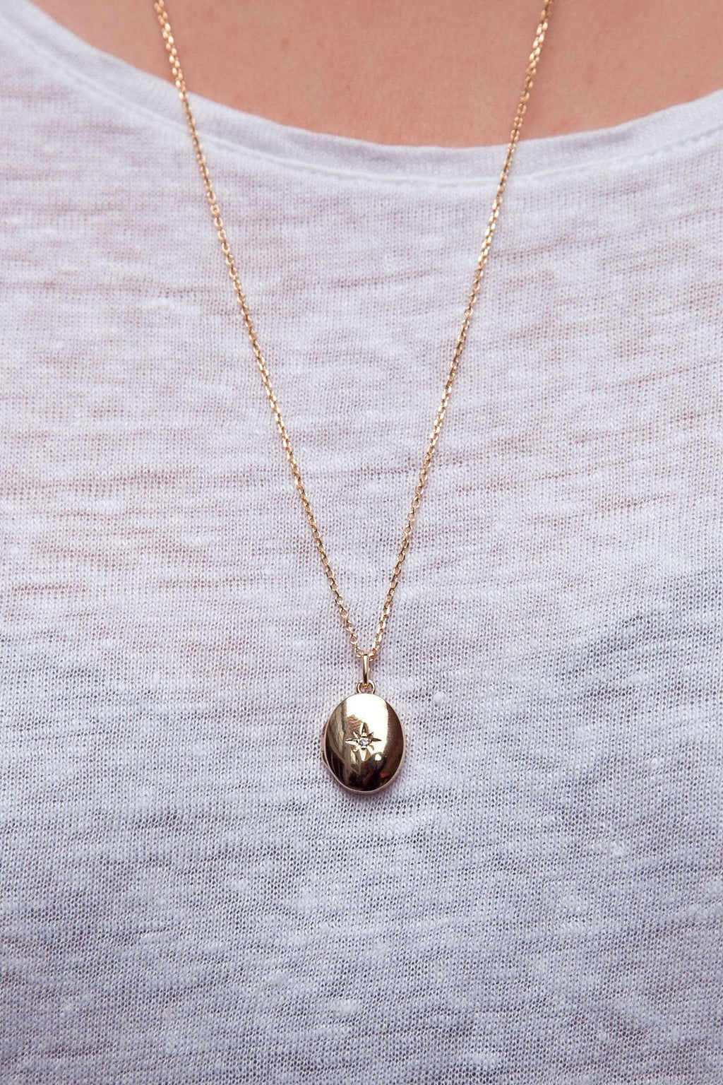 Goldene Kette mit öffnendem Medaillon & Zirkonia-Stern – Schmuck mit Herz | Shop Nory