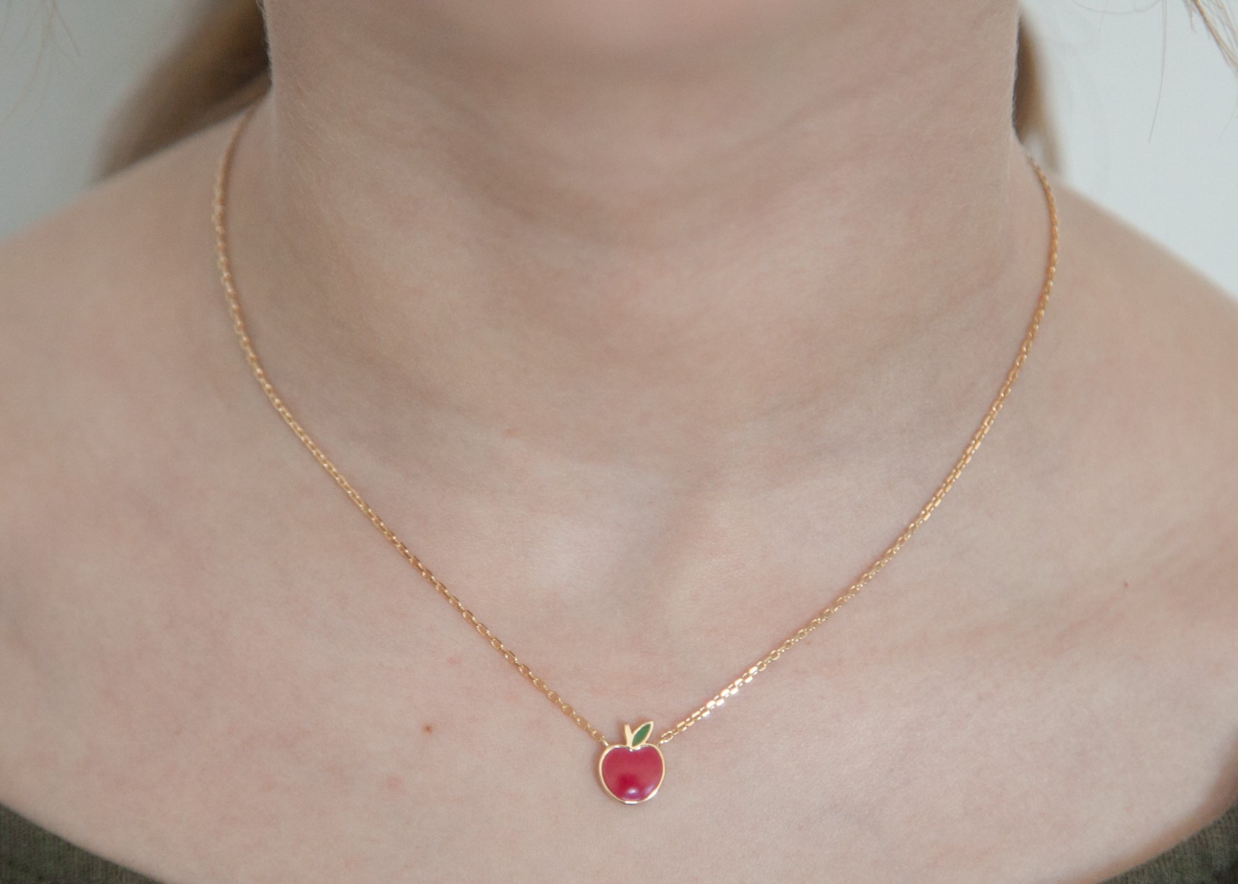 Vergoldete Kette mit rotem Apfel-Anhänger – Elegantes Schmuckstück für jeden Anlass | Shop Nory