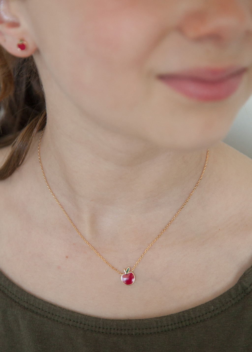 Vergoldete Kette mit rotem Apfel-Anhänger – Elegantes Schmuckstück für jeden Anlass | Shop Nory
