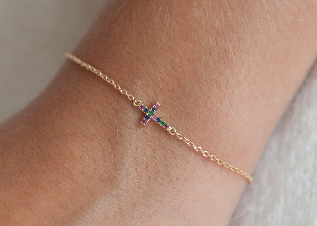 Damenarmband mit Kreuz-Anhänger in Regenbogenfarben – modern & elegant | Shop Nory