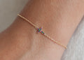 Damenarmband mit Kreuz-Anhänger in Regenbogenfarben – modern & elegant | Shop Nory