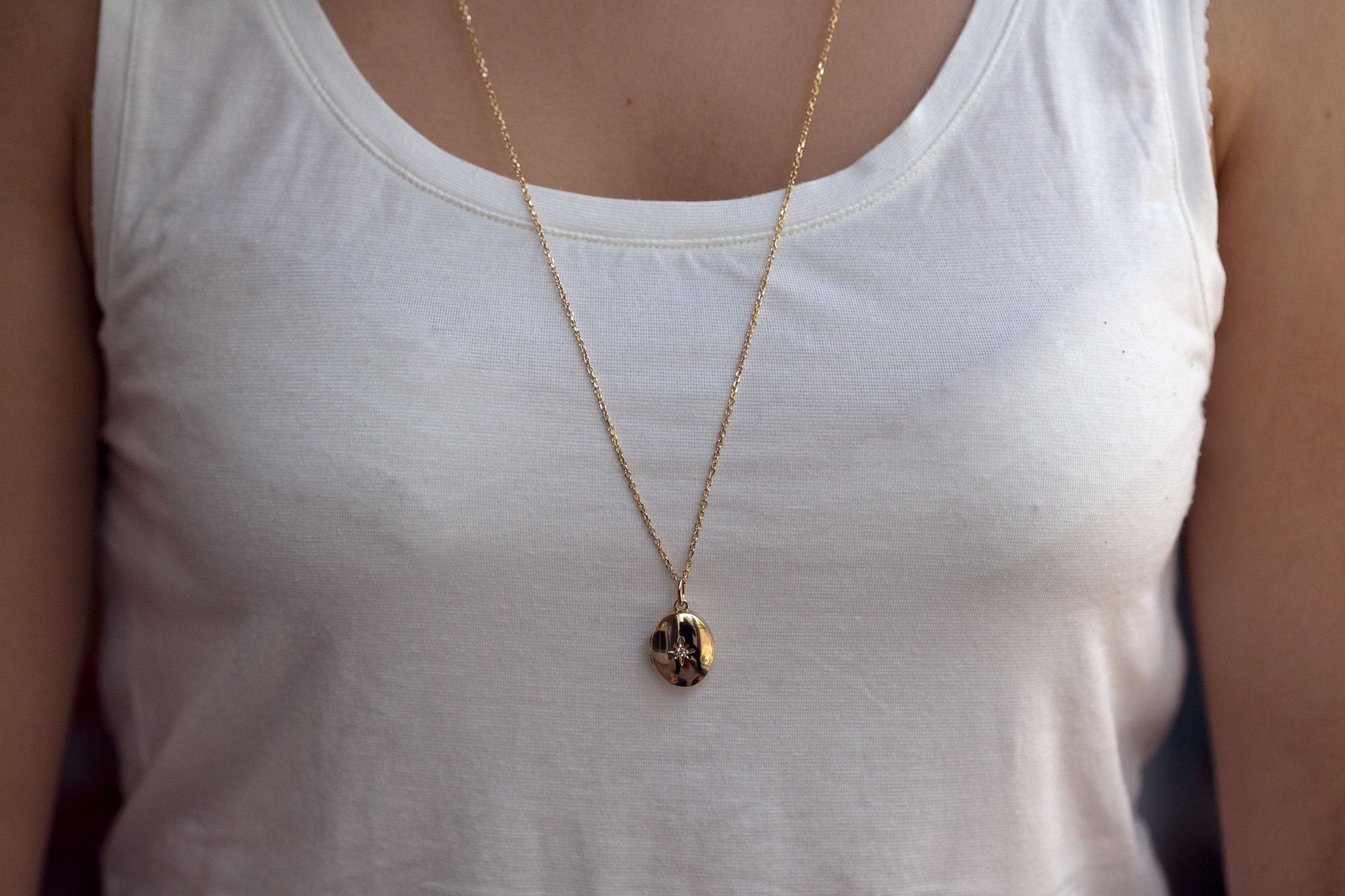 Goldene Kette mit öffnendem Medaillon & Zirkonia-Stern – Schmuck mit Herz | Shop Nory