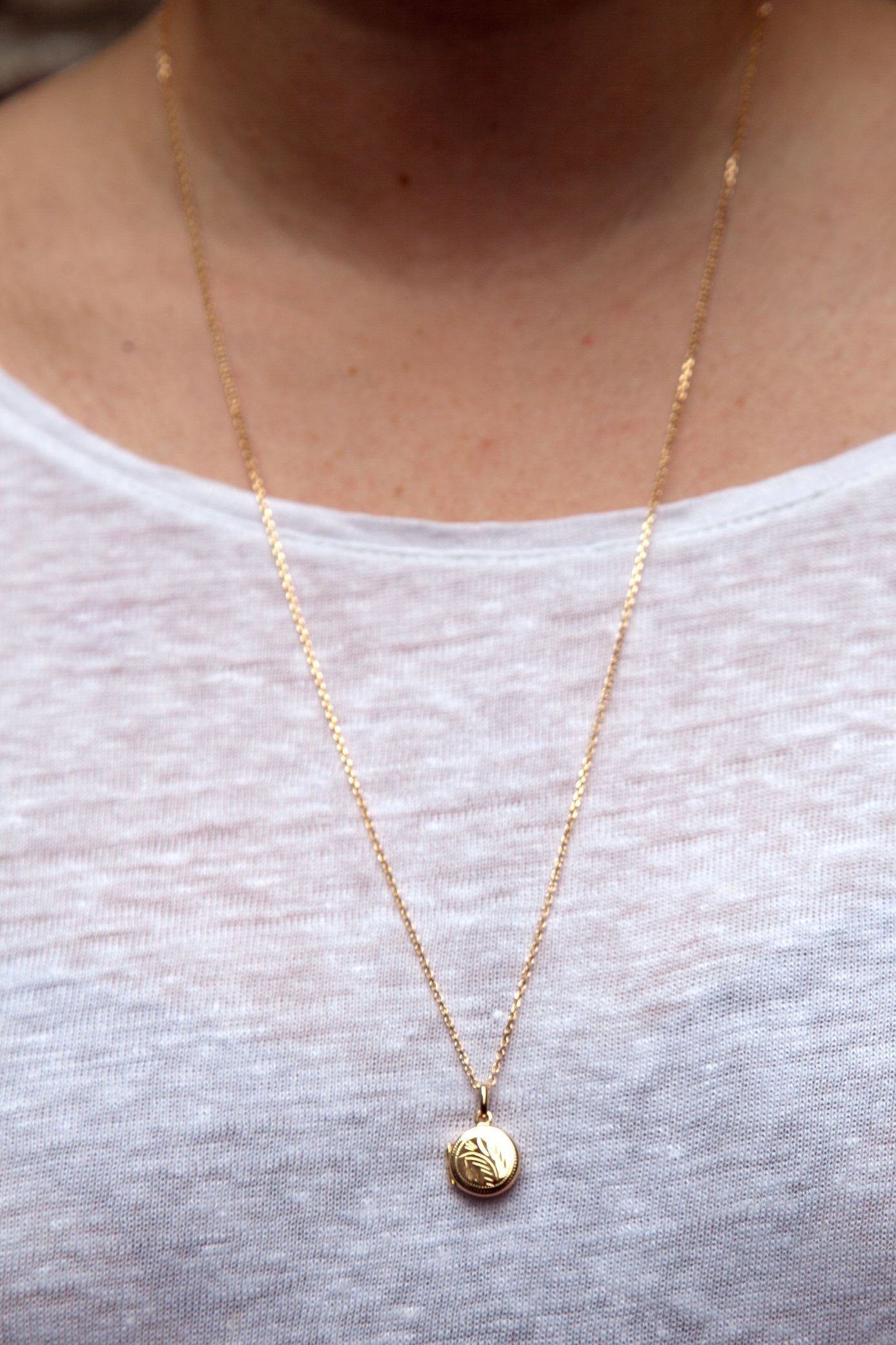 Zierliche vergoldete Kette mit Medaillon-Anhänger – eleganter & persönlicher Schmuck | Shop Nory