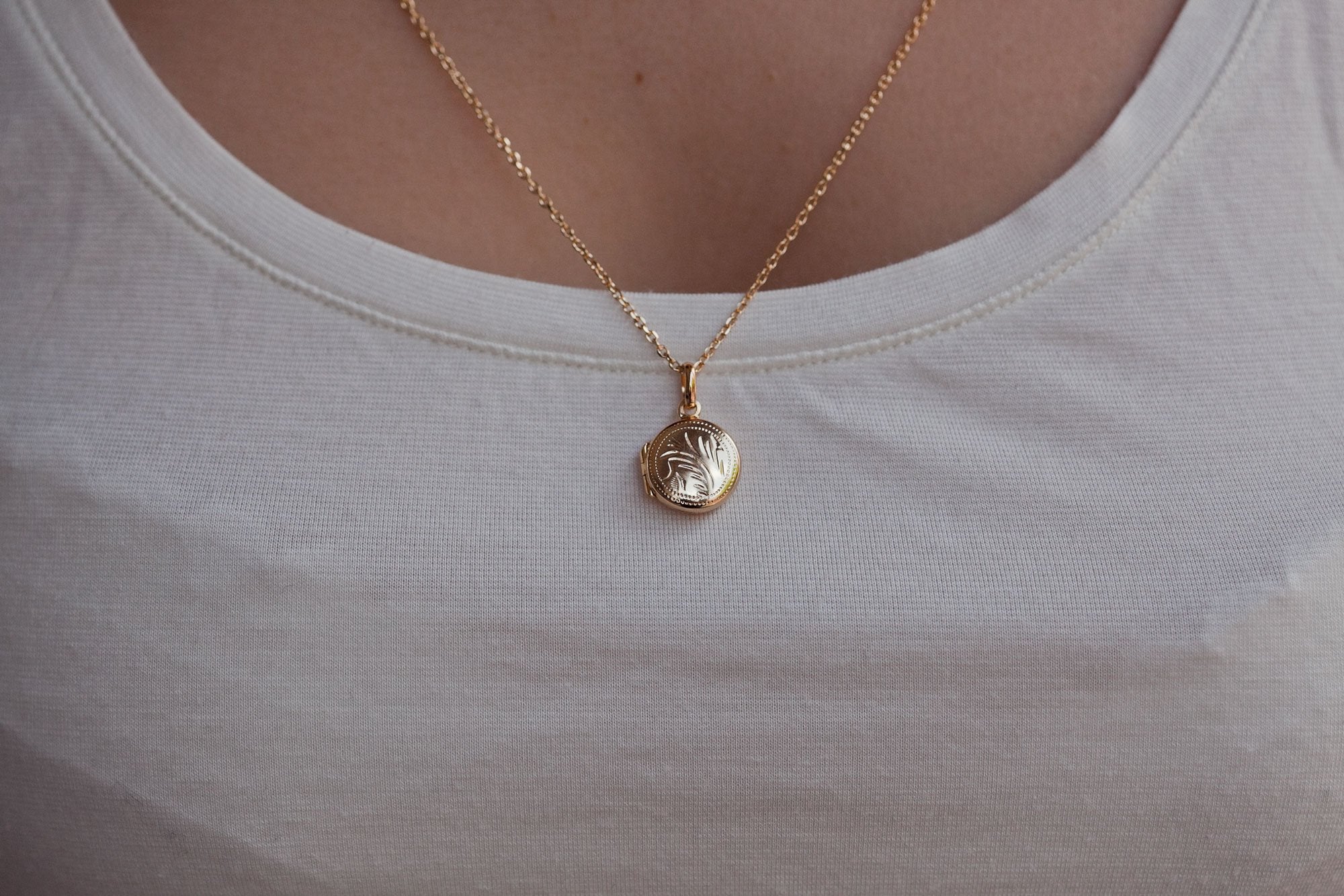 Zierliche vergoldete Kette mit Medaillon-Anhänger – eleganter & persönlicher Schmuck | Shop Nory