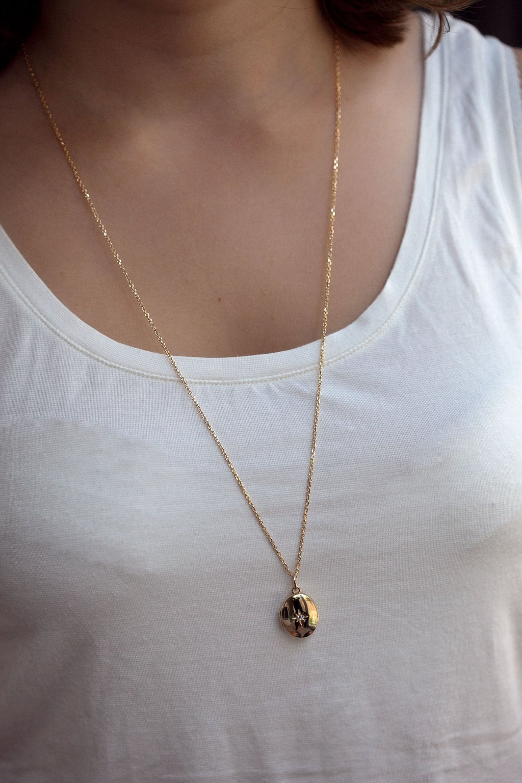Goldene Kette mit öffnendem Medaillon & Zirkonia-Stern – Schmuck mit Herz | Shop Nory