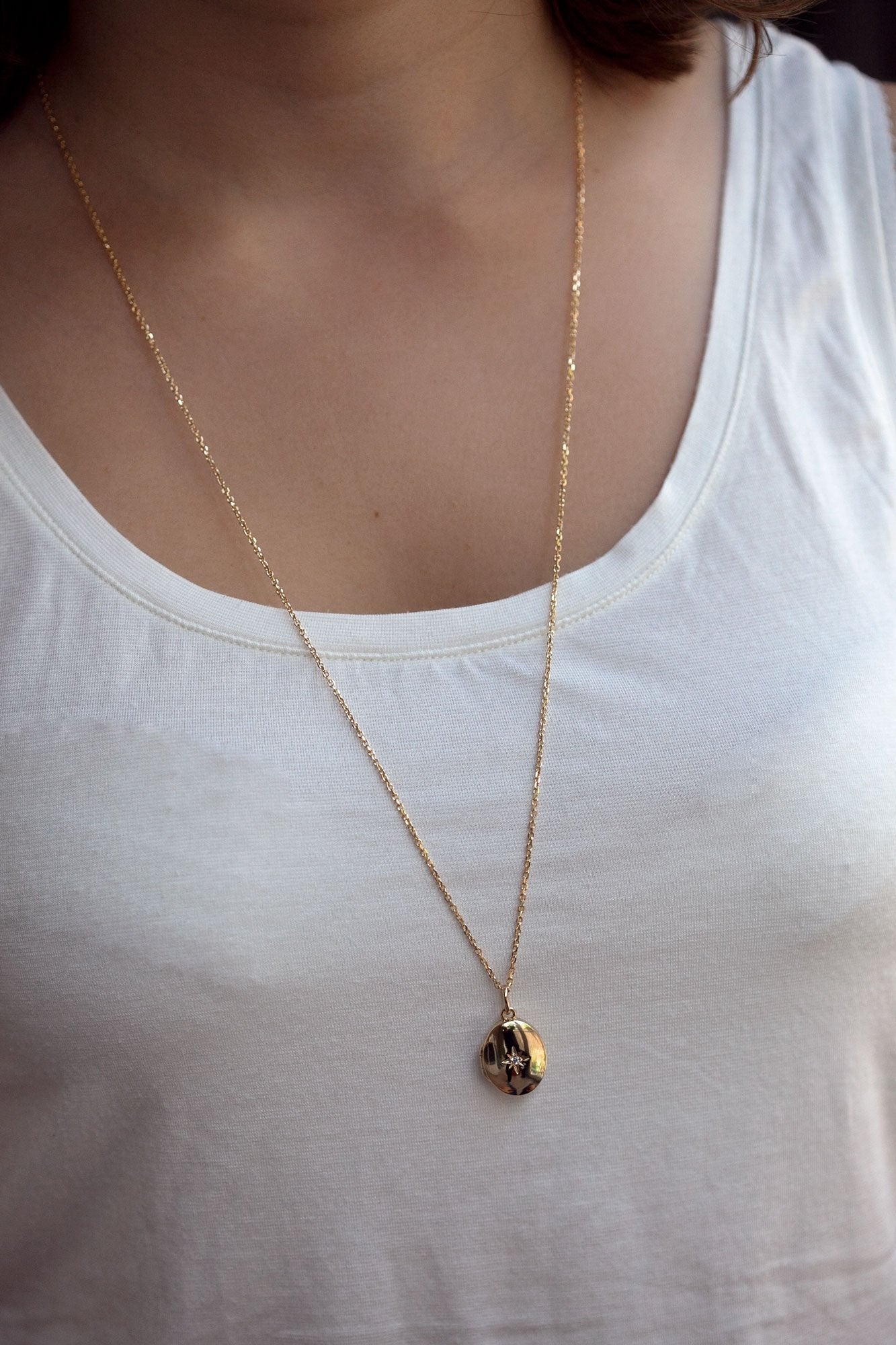 Goldene Kette mit öffnendem Medaillon & Zirkonia-Stern – Schmuck mit Herz | Shop Nory