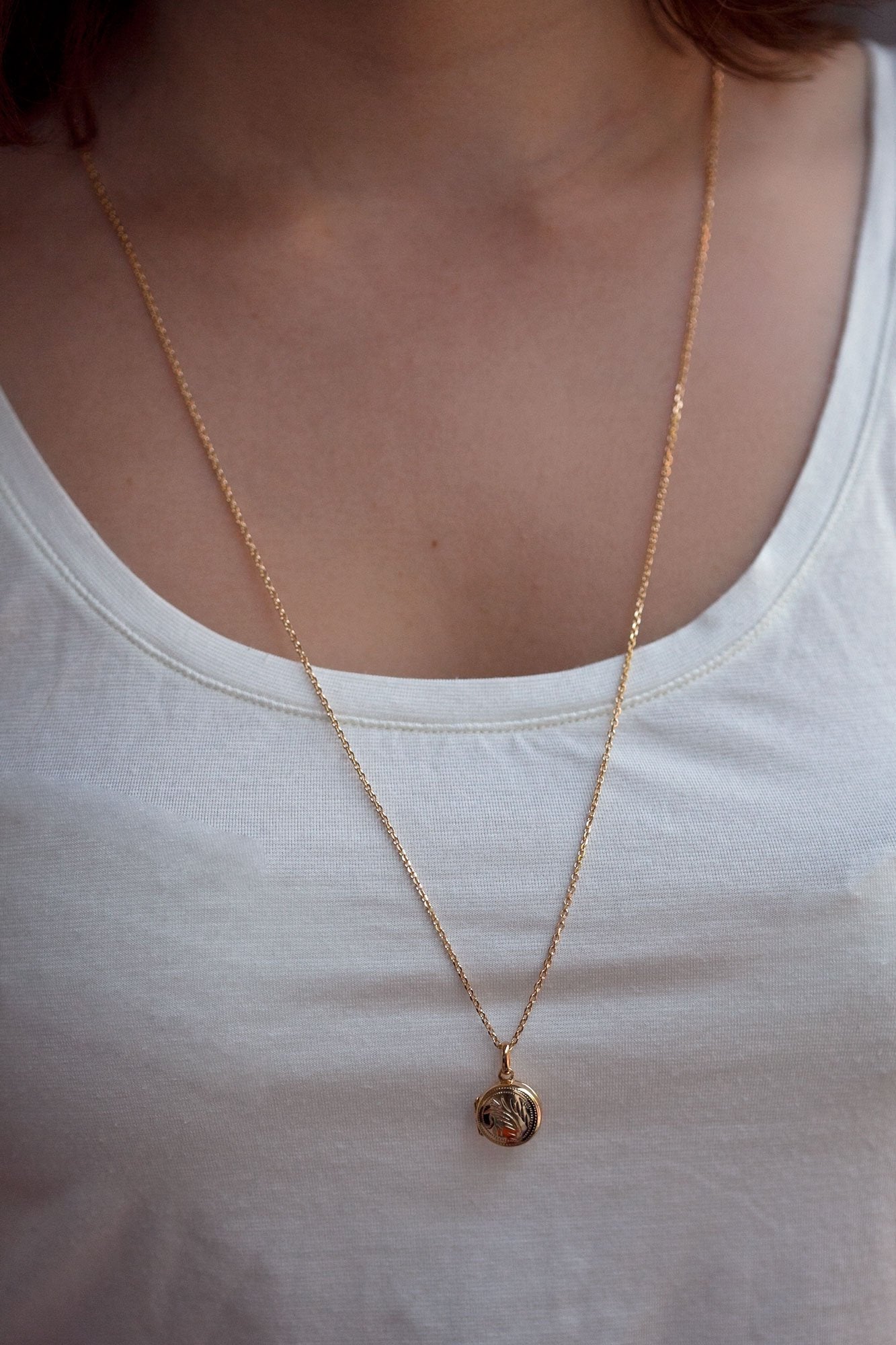 Zierliche vergoldete Kette mit Medaillon-Anhänger – eleganter & persönlicher Schmuck | Shop Nory