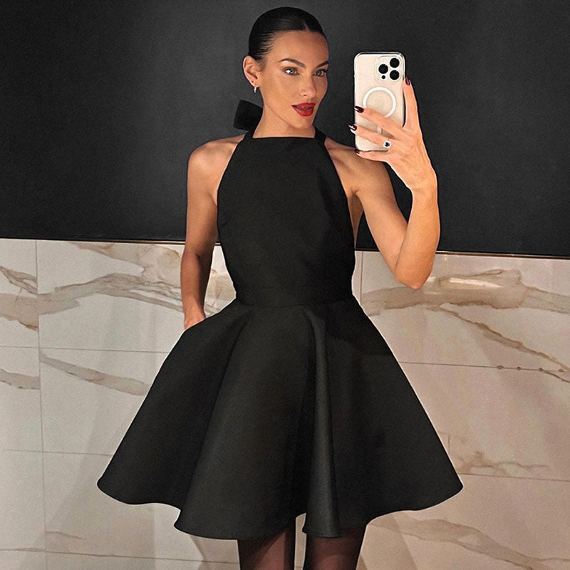 Ausgestelltes Cocktailkleid aus Satin