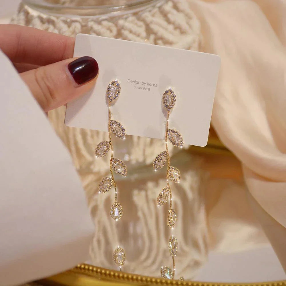 Lange Ohrringe mit zarten goldenen Blättern | Shop Nory